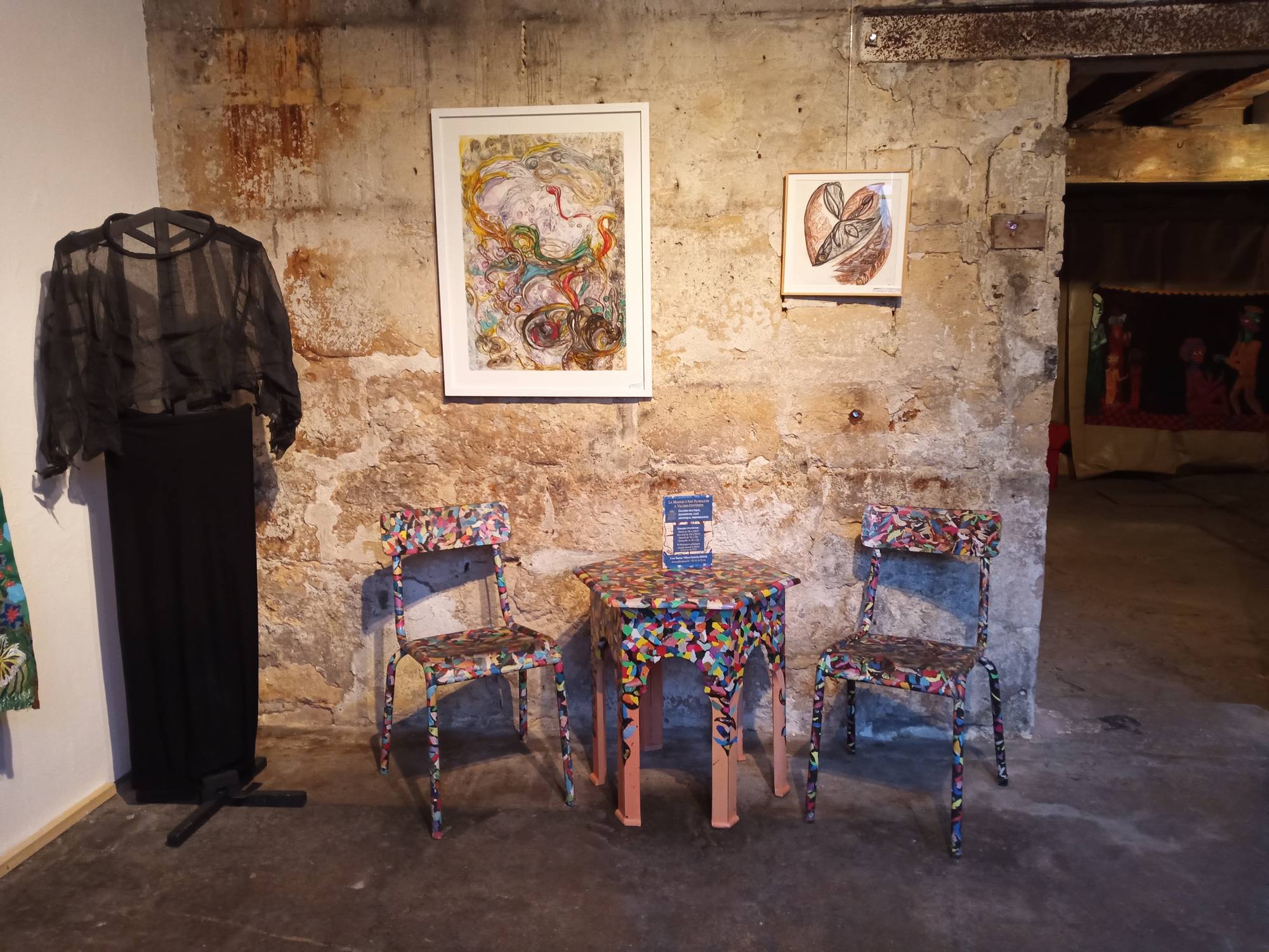 Vue de l'espace d'exposition de la Maison d'Art Pluralium à Villers-Cotterêts (02600), près de la cité de la langue française, costume de Arnaud Degouy, mobilier et tableaux de Nathalie Fiala