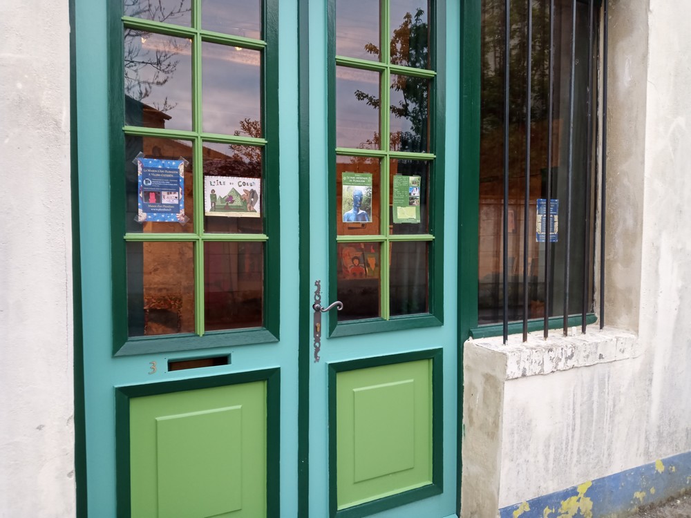 Façade de l'Atelier-Musée Pluralium à Villers-Cotterêts, décorée en vert pour la réouverture du 27 septembre 2025